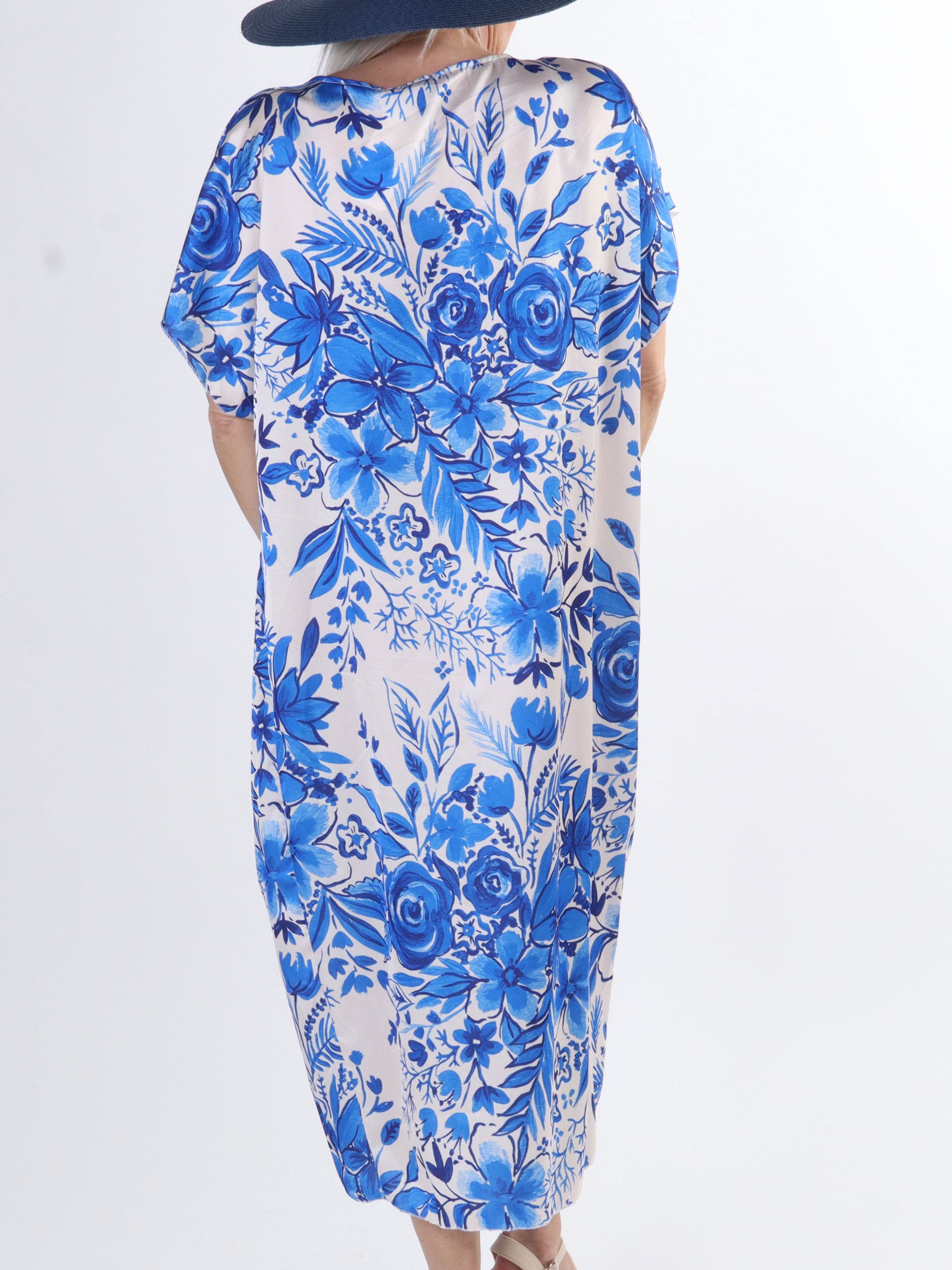 Juno Flower - Plus size kjole i silkelook med blomsterprint